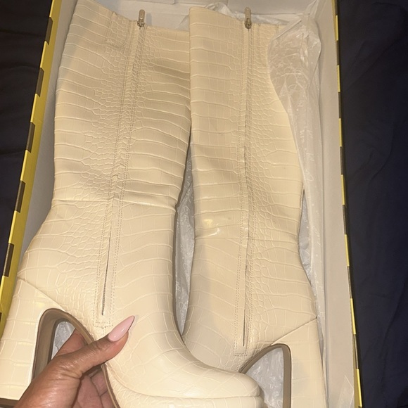 Circus by Sam Edelman Cream crocodile patterned platform boots. Never worn! - Picture 5 of 6